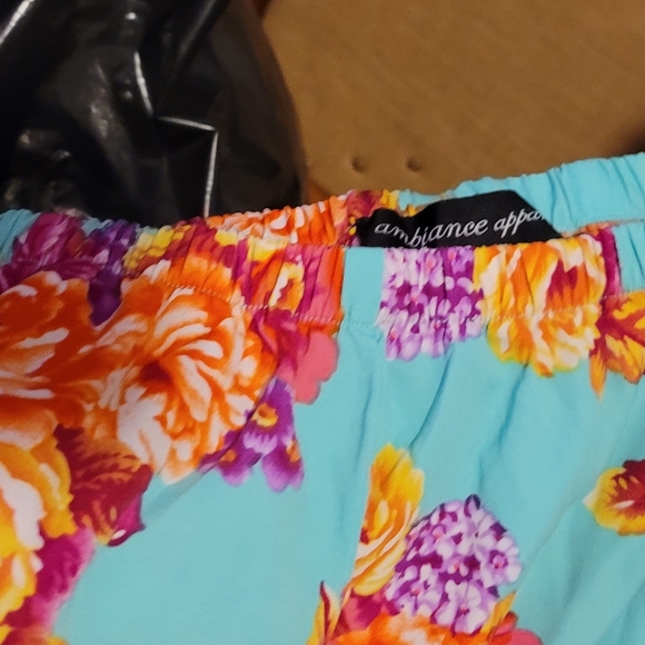 Ambience Apparel shorts blue with Flowers - Picture 4 of 7